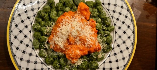 Ньокки из шпината и рикотты с томатным соусом