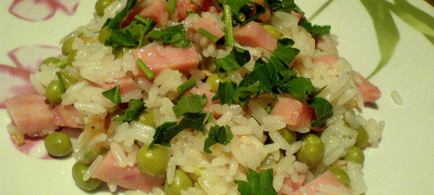 Тёплый рисовый салат с ветчиной