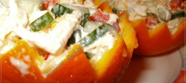 Салат с куриным филе в апельсинах