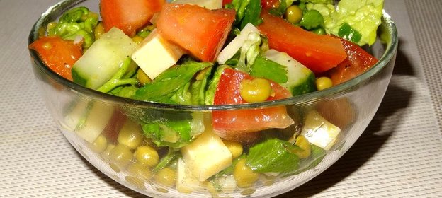 Овощной салат с зеленым горошком и сыром