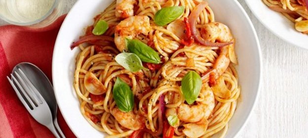 Спагетти с чесноком, креветками и перцем чили