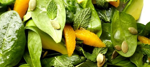 Салат из молодого шпината с авокадо и апельсином