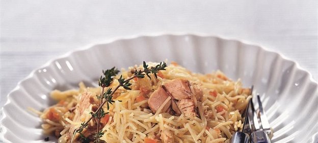 Лапша с консервированным лососем