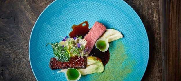 Говядина на пюре из петрушки с соусом из сморчков