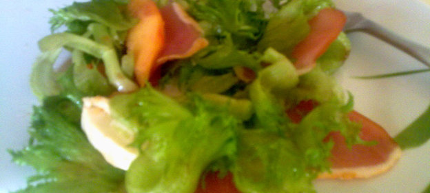 Салат с балыком, моцареллой и нектаринами