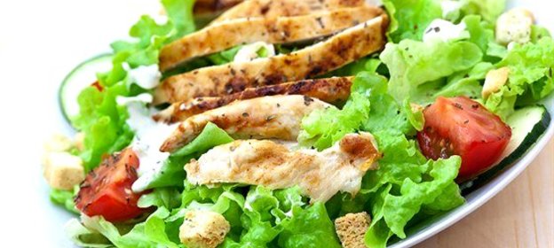 Салат из курицы с сухариками