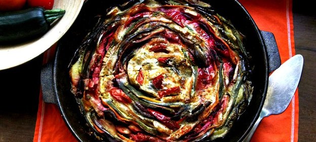 Овощная запеканка с баклажанами, сладким перцем, свеклой и помидорами