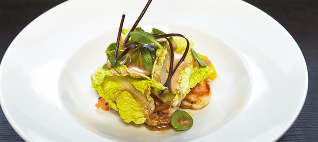 Салат с креветками и шоколадным соусом