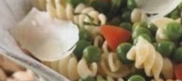 Макароны с зеленым горошком, помидорами и базиликом