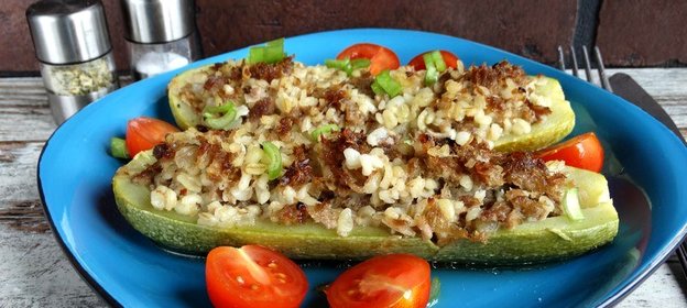 Кабачки фаршированные индейкой и булгуром