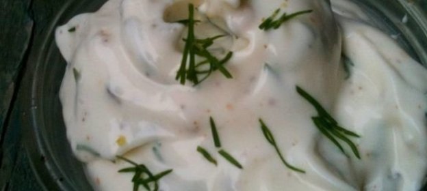 Острый соус из майонеза, с зернами горчицы, перцем и зеленью