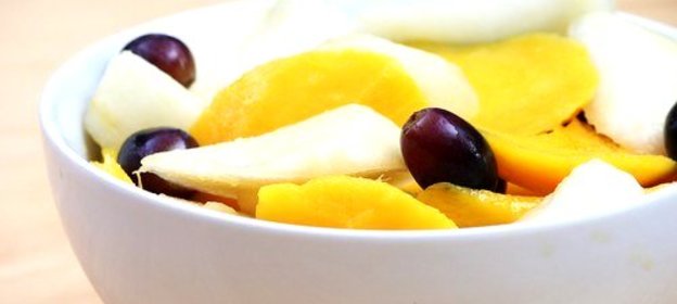 Свежий фруктовый салат с цитрусовым сиропом