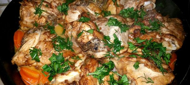 Кисло-сладкие куриные бедрышки с морковью и зеленью