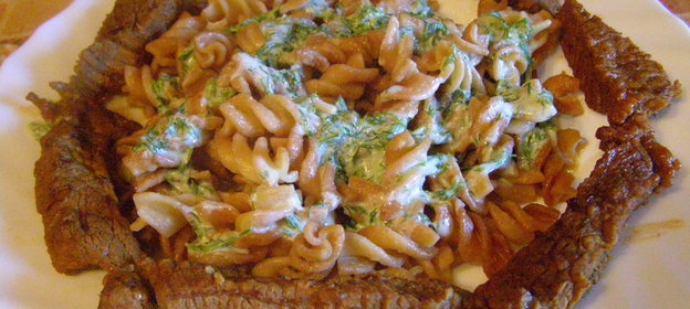 Жареные макароны с соусом из мацони