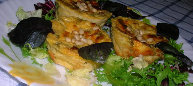 Творожная чесночно-травяная запеканка