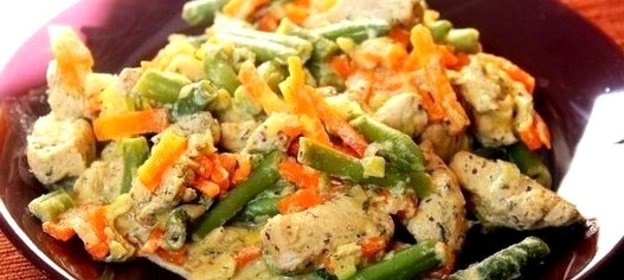 Курица со стручковой фасолью и овощами в сливочном соусе