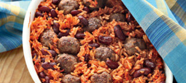 Запеченная фасоль с рисом и фрикадельками