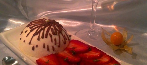 Чиз-кейк Мадера с клубничным карпаччо