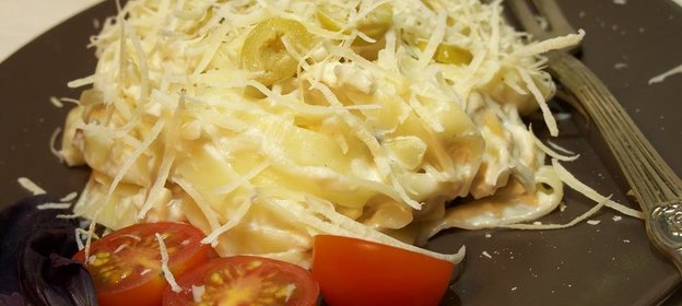 Паста со сливочным соусом с камбалой и оливками