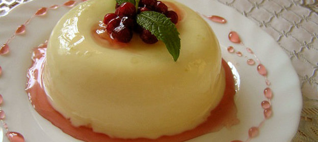 Апельсиновая Панна котта с брусникой и вишневым сиропом