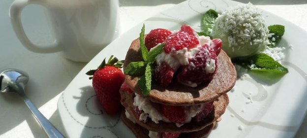 Шоколадные башенки с творогом, клубникой и мороженным