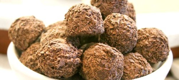 Трюфели из инжира, имбиря и шоколада в измельченном миндале