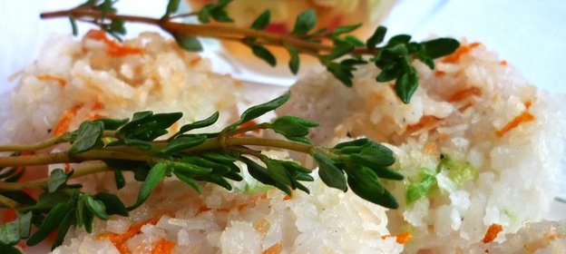 Рисово-овощное печенье с кокосовой стружкой под соусом