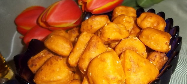 Томатно-сырное печенье с кунжутом