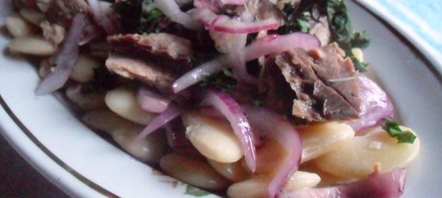 Салат с фасолью и тунцом