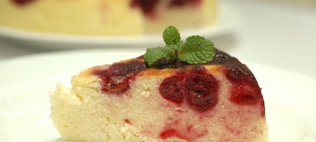 Творожная запеканка с вишней в мультиварке