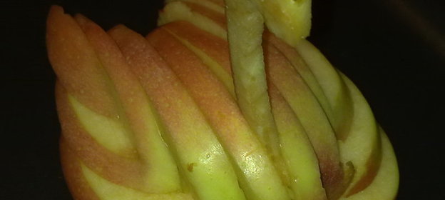 Лебедь из яблока