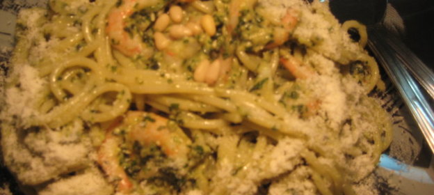 Паста с креветками и соусом Песто