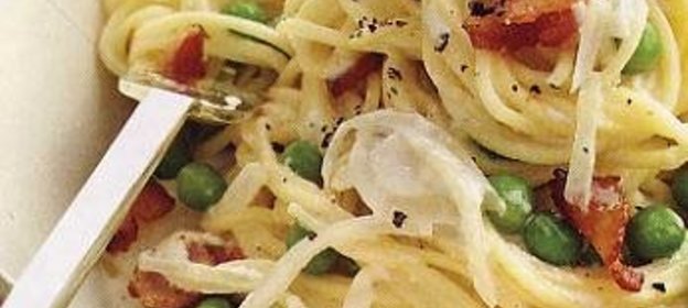 Макароны с горошком и беконом