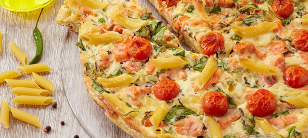 ЗАПЕКАНКА С ПЕННЕ РИГАТЕ, ШПИНАТОМ И ЛОСОСЕМ