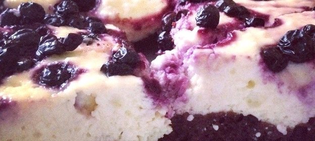 Шоколадно-творожный пирог с черникой