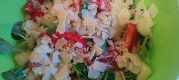 Низкокалорийный летний салат с дыней и ветчиной