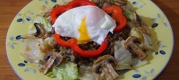 Теплый салат с чечевицей и яйцом-пашот