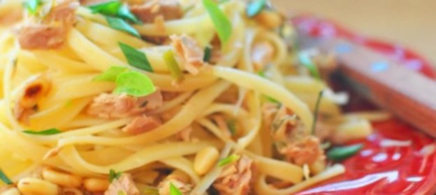 Паста с тунцом, пармезаном и кедровыми орешками
