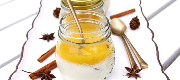 Ванильная панна котта с манговым соусом