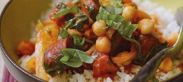 Соус из нута, овощей и колбасок чоризо