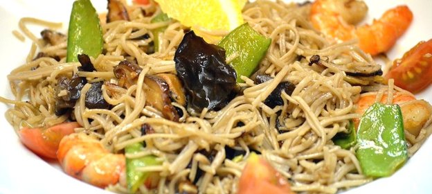 Гречневая лапша с грибами и королевскими креветками