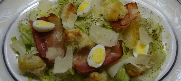 Теплый салат с яйцом и беконом