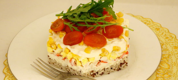 Салат с крабовыми палочками, рисом и киноа
