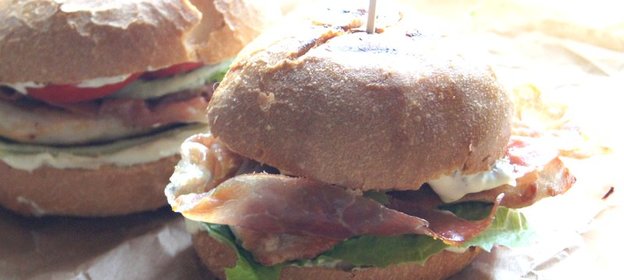 Бургеры с курицей и беконом