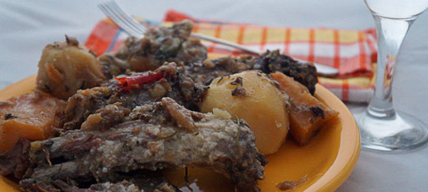 Бараньи ребра, тушенные с айвой, картофелем и репой