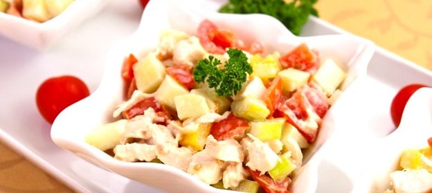 Салат с сельдереем, яблоком и куриным филе