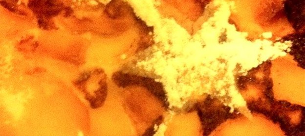 Творожная запеканка с яблоками и изюмом