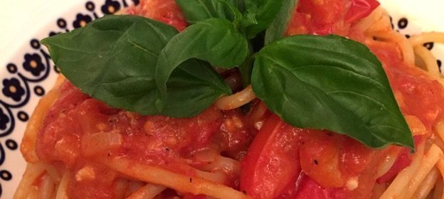 Спагетти с помидором и базиликом