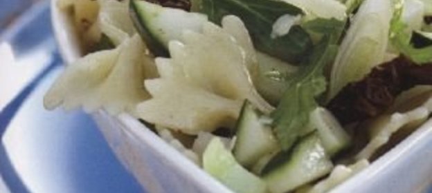 Теплый салат с макаронами