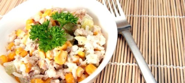 Салат из тунца с кукурузой